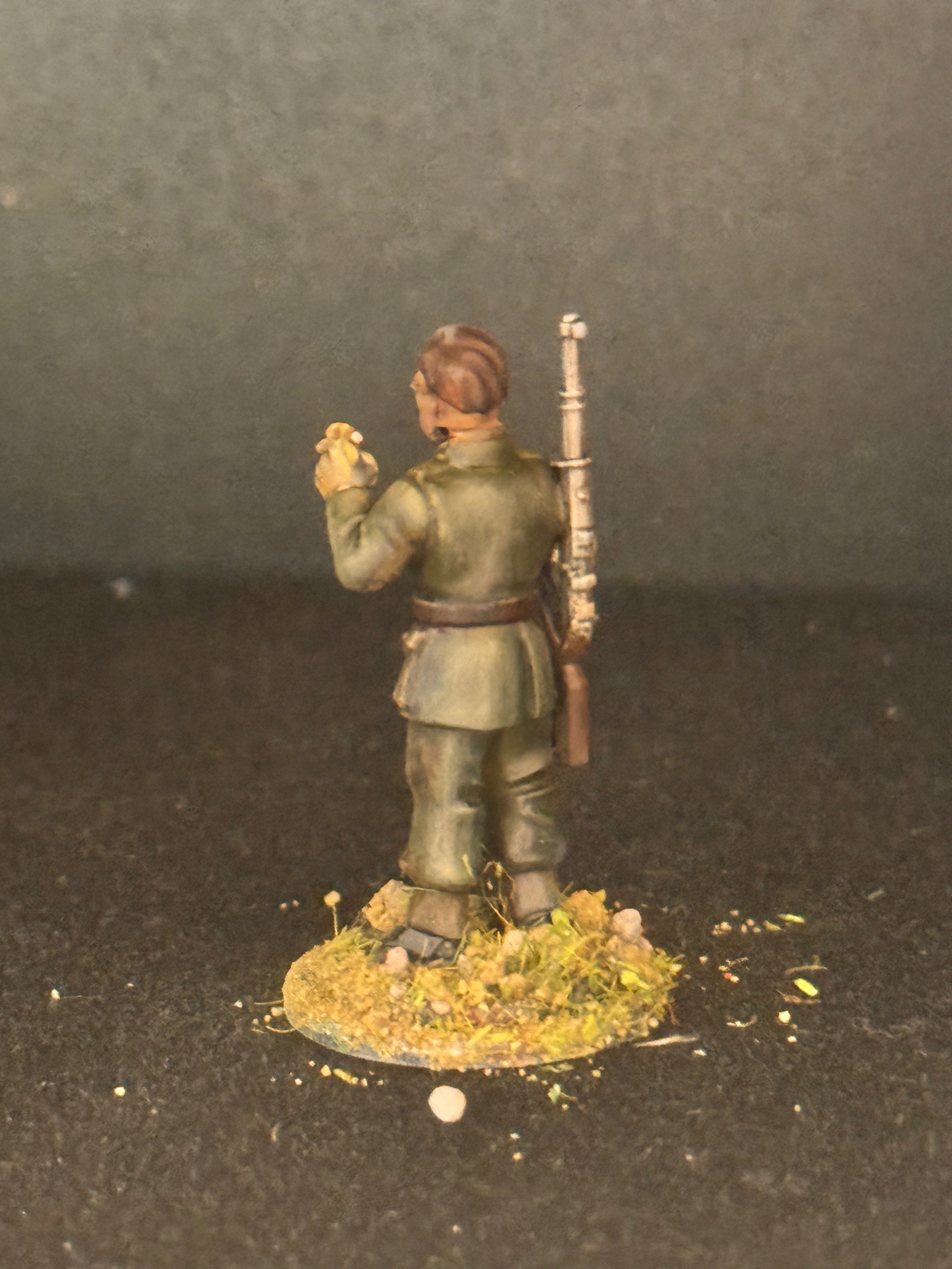 WWII German Observer with Field Glasses — Hand-Painted 28 mm
