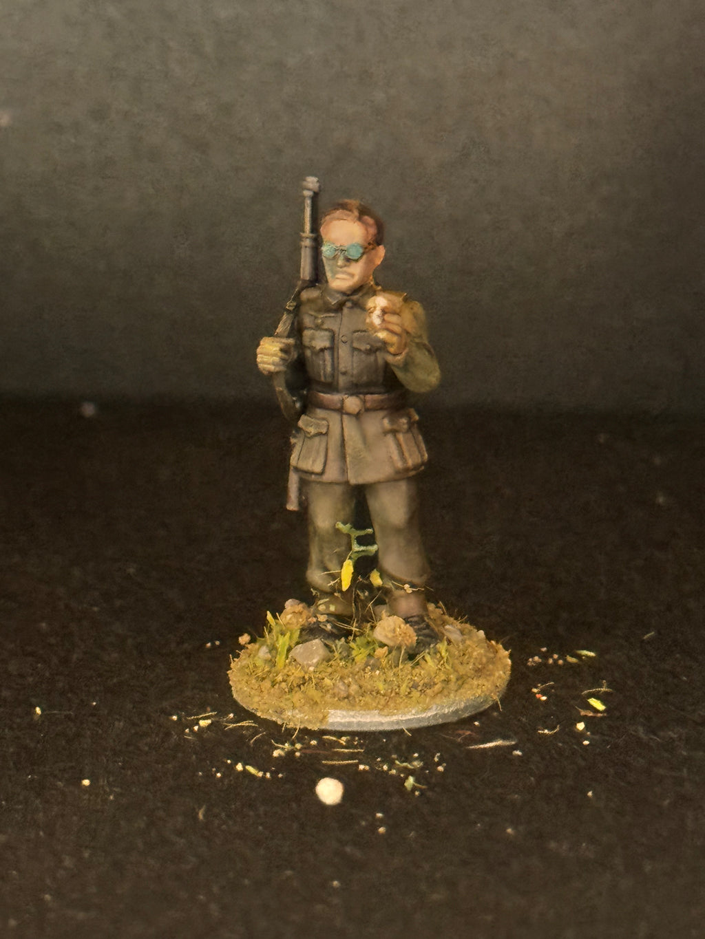 WWII German Observer with Field Glasses — Hand-Painted 28 mm