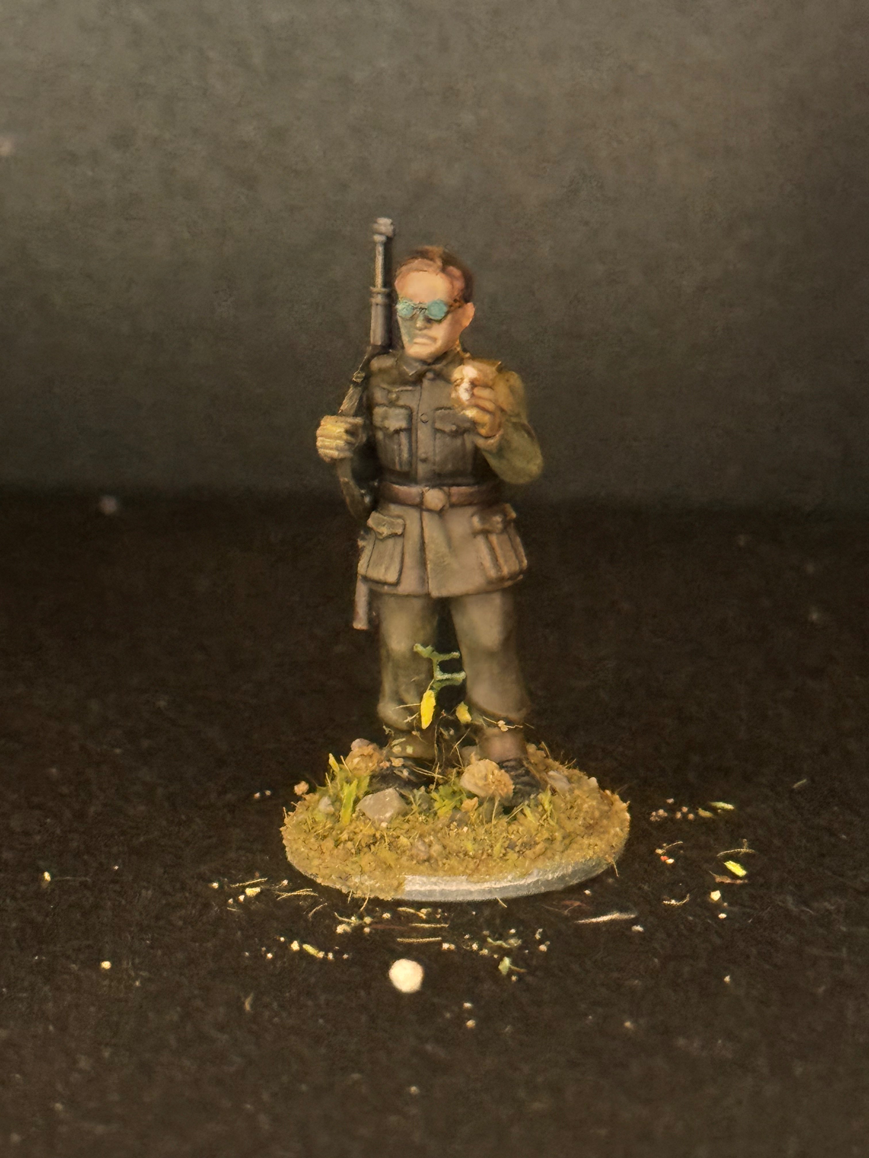 WWII German Observer with Field Glasses — Hand-Painted 28 mm